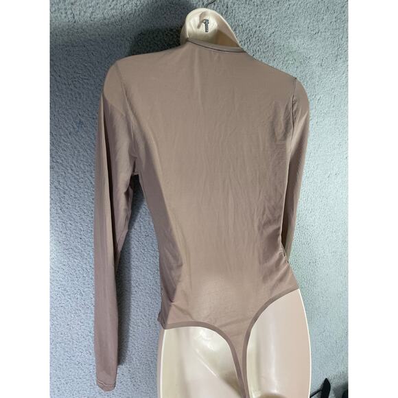 Lululemon Long Sleeve Bodysuit Beige Snap Closure Stretchy Womens Large Set of 2 - Picture 8 of 11